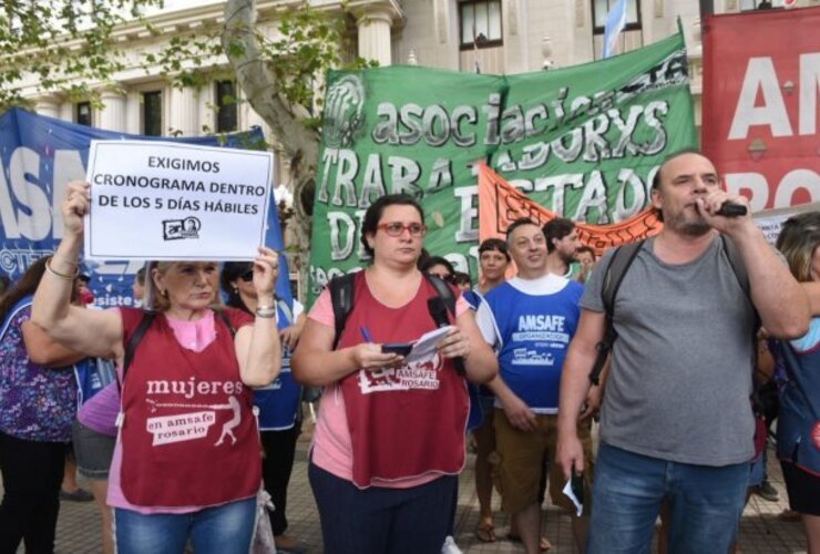 Disconformes. El lunes los docentes se movilizaron para mostrar el rechazo a la primera propuesta del gobierno.