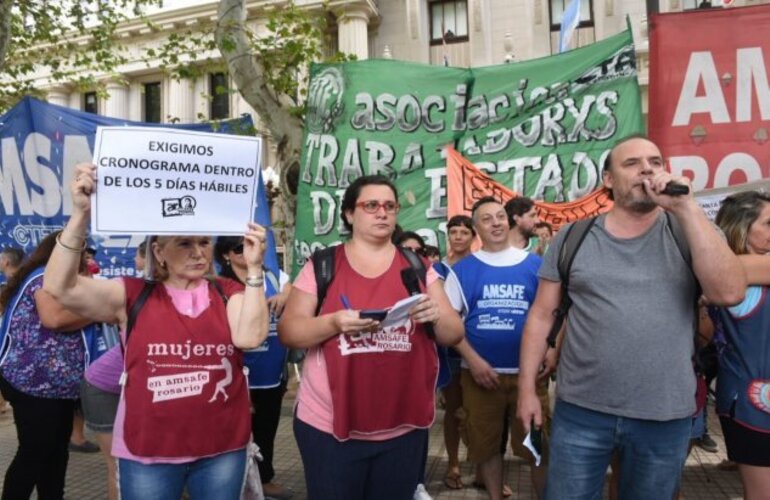 Disconformes. El lunes los docentes se movilizaron para mostrar el rechazo a la primera propuesta del gobierno.