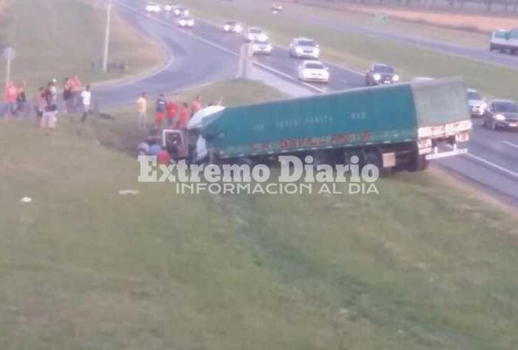 Imagen de Camión se despistó y resultó dentro del alcantarilla