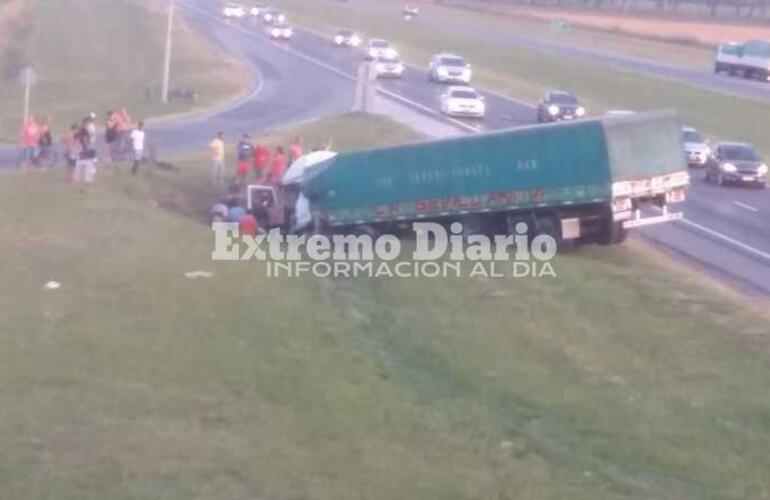 Imagen de Camión se despistó y resultó dentro del alcantarilla