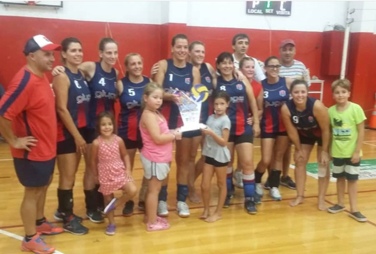 Imagen de El Maxi Voley de Talleres salió 2do en un torneo en Casilda