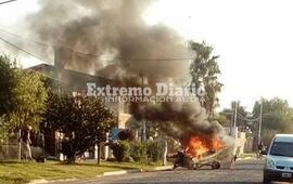 Imagen de Embarcaci&oacute;n se prendi&oacute; fuego y convocaron a los bomberos