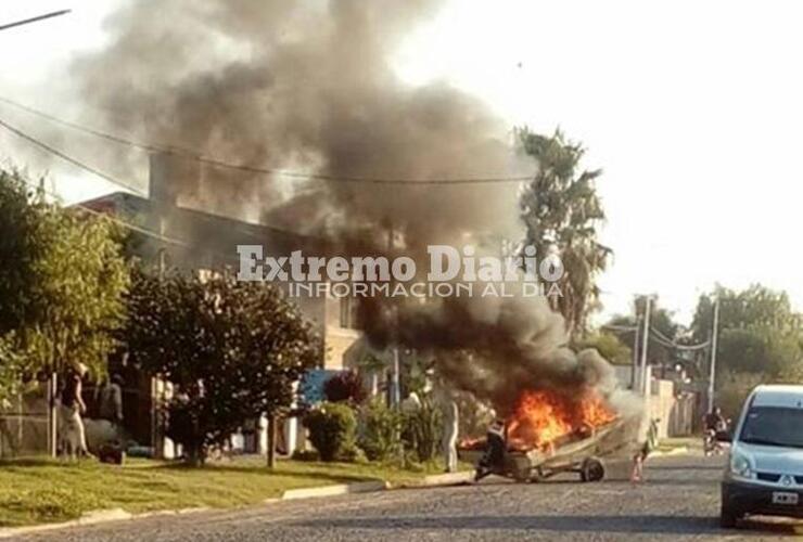 Imagen de Embarcación se prendió fuego y convocaron a los bomberos