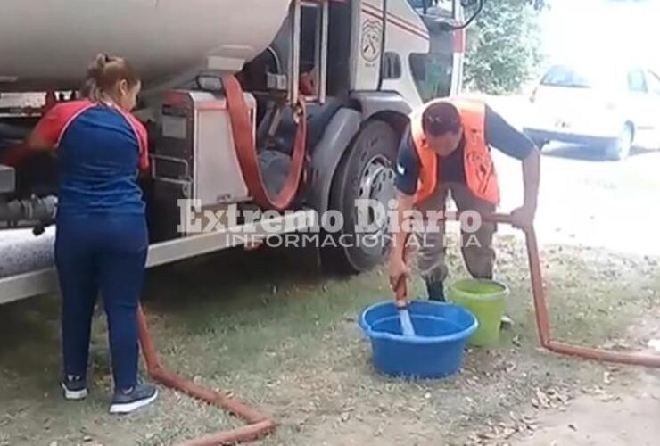 Imagen de El Municipio junto a Bomberos y Protección Civil llevaron agua a los vecinos del Puerto