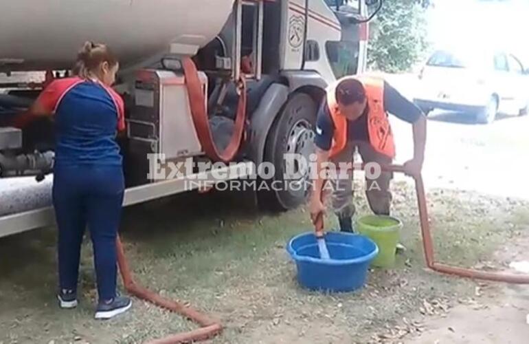 Imagen de El Municipio junto a Bomberos y Protección Civil llevaron agua a los vecinos del Puerto