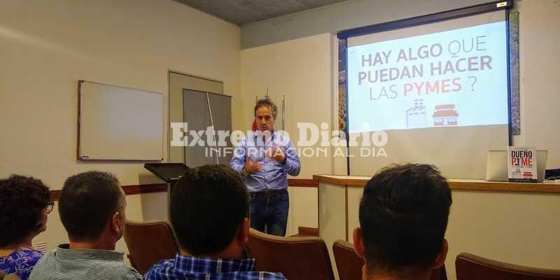 El economista Matias Franco present&oacute; oficialmente su libro