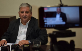 Amaro Gonz&aacute;lez al brindar el anuncio  Foto: Infomasnoticias