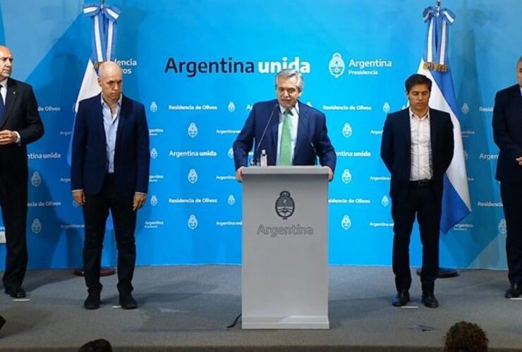 El presidente junto a los cuatro gobernadores que lo acompañaron durante el anuncio.