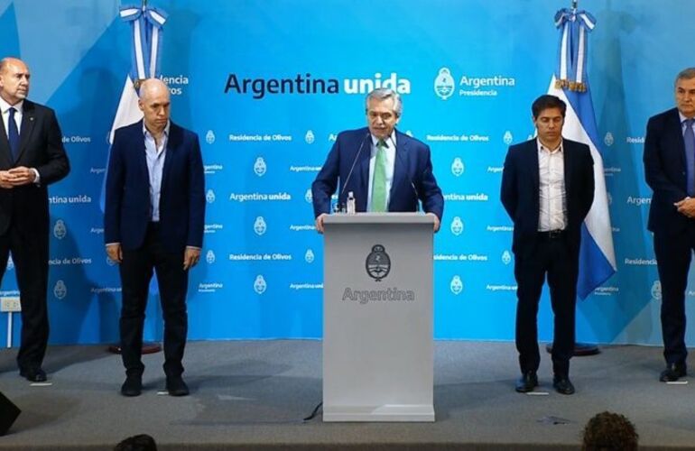 El presidente junto a los cuatro gobernadores que lo acompañaron durante el anuncio.