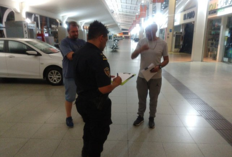 El fiscal Ponce Asahad dialoga con un policía durante el procedimiento en la Terminal.