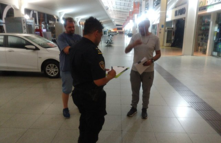 El fiscal Ponce Asahad dialoga con un polic&iacute;a durante el procedimiento en la Terminal.