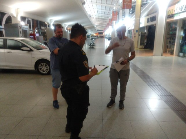 El fiscal Ponce Asahad dialoga con un polic&iacute;a durante el procedimiento en la Terminal.