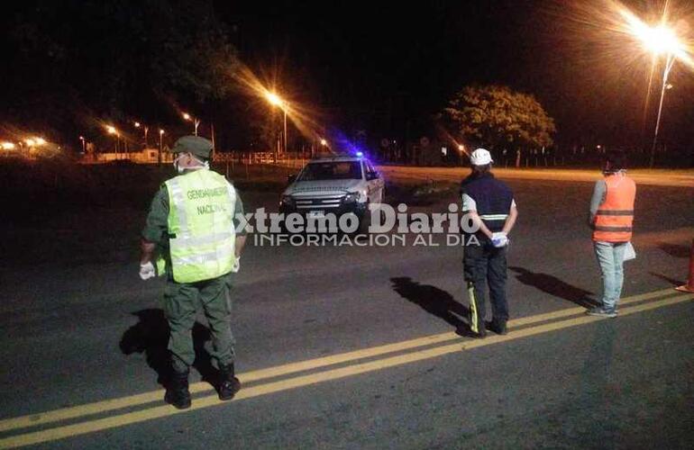 Fue durante la madrugada donde había muchos jóvenes juntados en las esquinas.