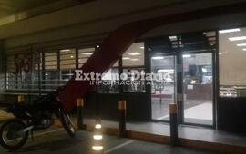Imagen de Clausuraron el shop de la Axion de autopista