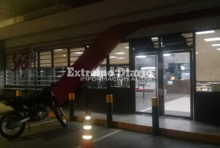 Imagen de Clausuraron el shop de la Axion de autopista