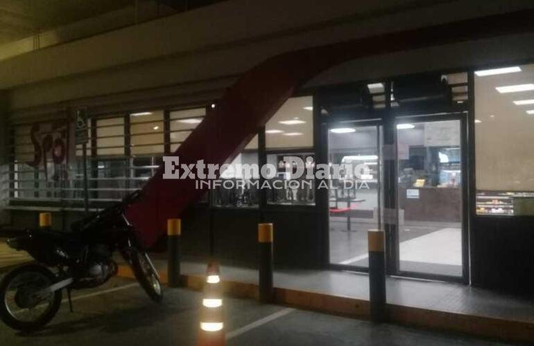 Imagen de Clausuraron el shop de la Axion de autopista