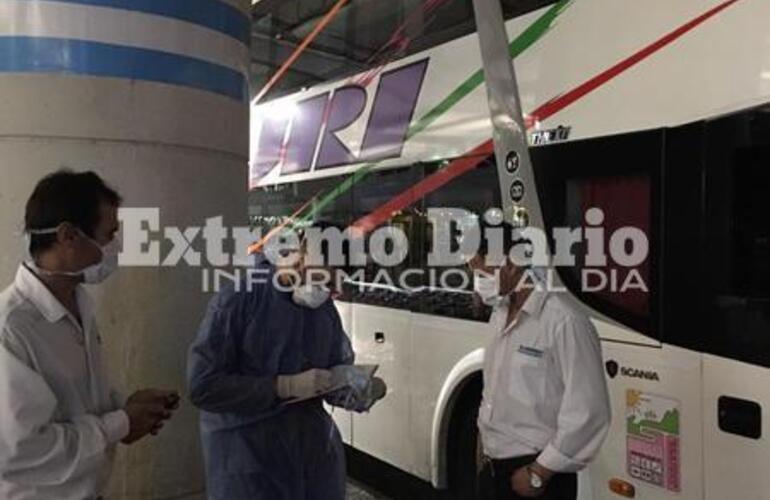 Los choferes presentan documentación a los policias