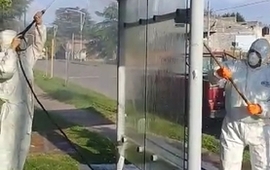 Imagen de La Comuna desinfecta garitas en paradas de colectivo