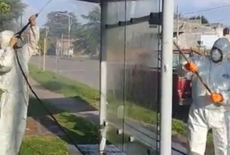 Imagen de La Comuna desinfecta garitas en paradas de colectivo