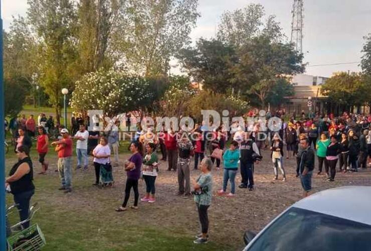 Imagen de Impresionante cola de gente para recibir bolsón social