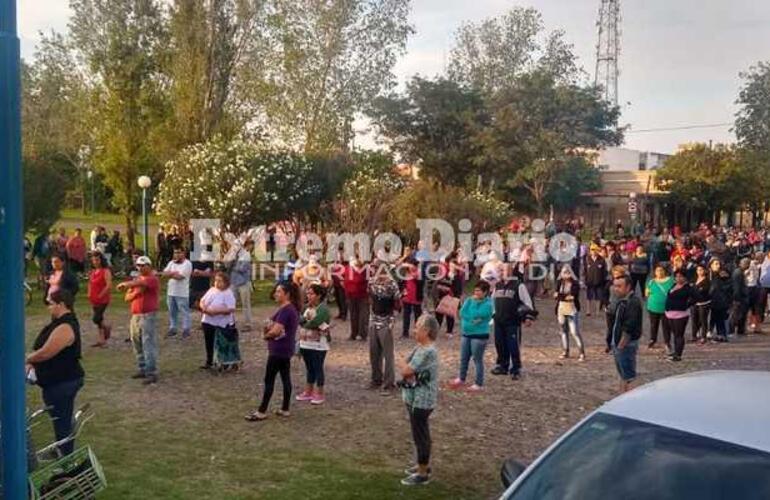 Imagen de Impresionante cola de gente para recibir bolsón social