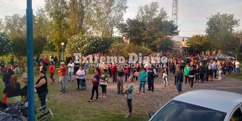 Imagen de Impresionante cola de gente para recibir bols&oacute;n social