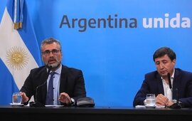 El titular de la Anses, Alejandro Vanoli, anunciando la medida