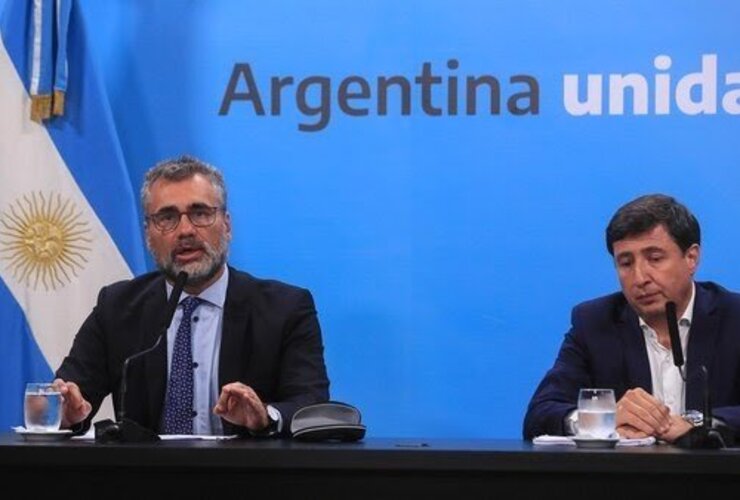 El titular de la Anses, Alejandro Vanoli, anunciando la medida