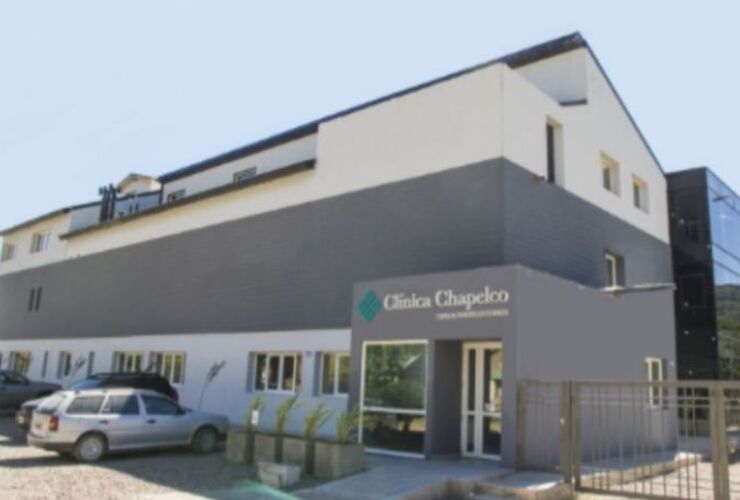 Una de las víctimas falleció en la clínica Chapelco. (https://www.clinicachapelco.com/)