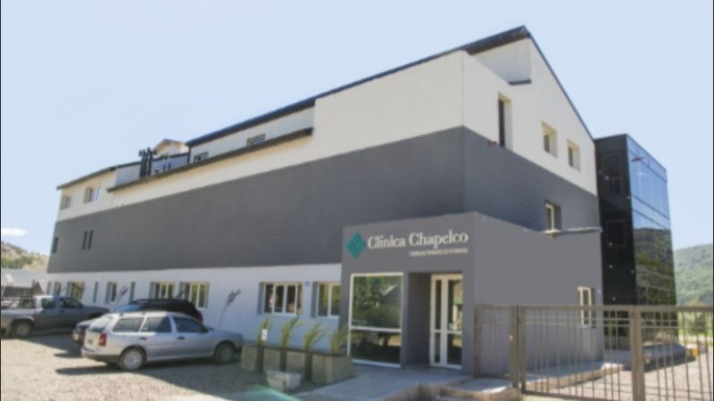 Una de las v&iacute;ctimas falleci&oacute; en la cl&iacute;nica Chapelco. (https://www.clinicachapelco.com/)