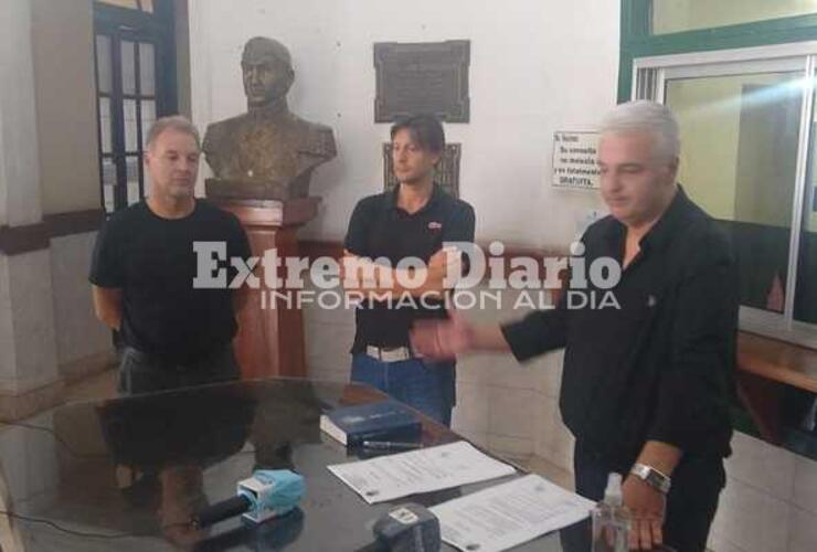 Imagen de En el medio de la pandemia, Esper nombra a Mendoza secretario de salud y sugiere a Cavallero para dirigir el hospital 50.