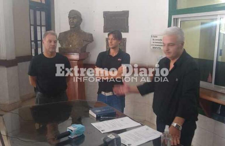 Imagen de En el medio de la pandemia, Esper nombra a Mendoza secretario de salud y sugiere a Cavallero para dirigir el hospital 50.