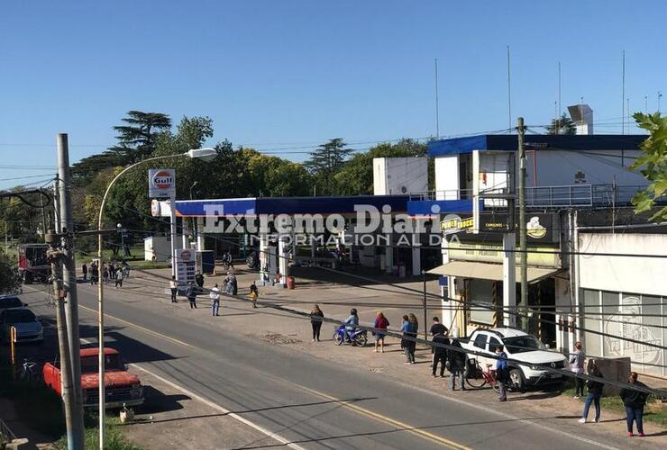 Imagen de Extensa pero ejemplar: Así se vió la cola del local de pago de la estación de Ruta 21