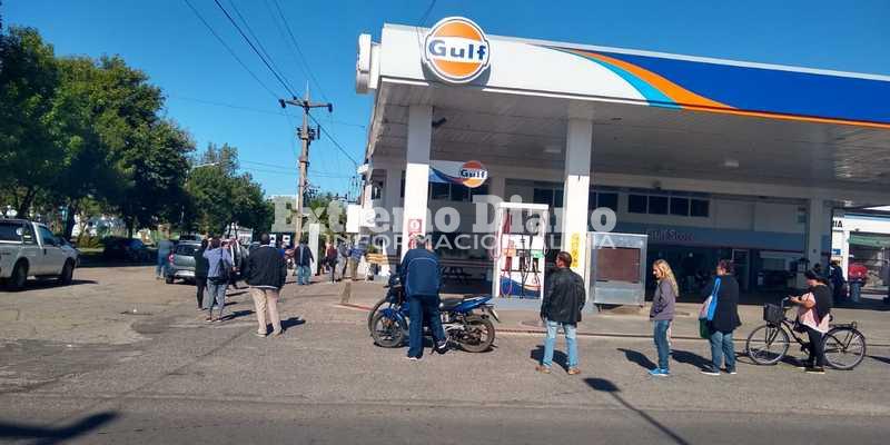 Imagen de Extensa pero ejemplar: As&iacute; se vi&oacute; la cola del local de pago de la estaci&oacute;n de Ruta 21