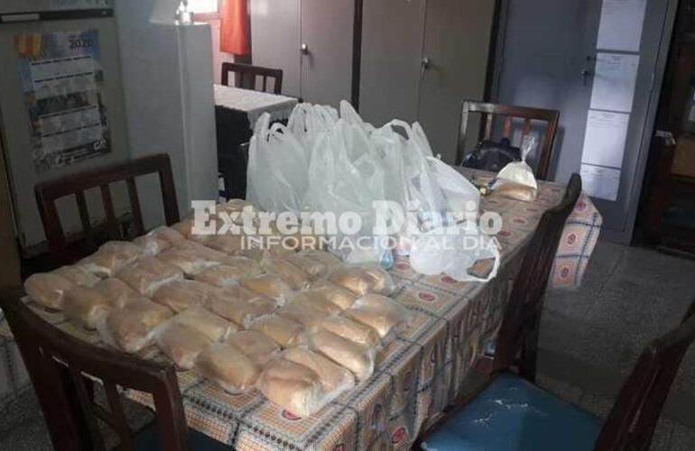 Imagen de La escuela nocturna N&deg; 78 entrega viandas a sus alumnos