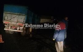 Imagen de Se rompi&oacute; una alcantarilla y le qued&oacute; atascado el acoplado