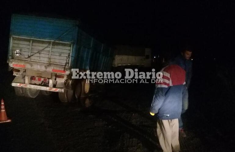 Imagen de Se rompi&oacute; una alcantarilla y le qued&oacute; atascado el acoplado