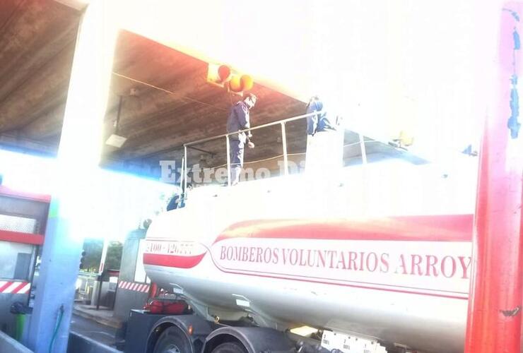 Imagen de Los bomberos regresaron al peaje con la ducha de desinfección