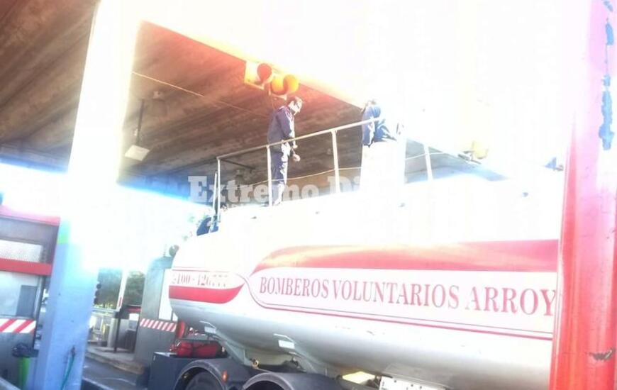 Imagen de Los bomberos regresaron al peaje con la ducha de desinfecci&oacute;n