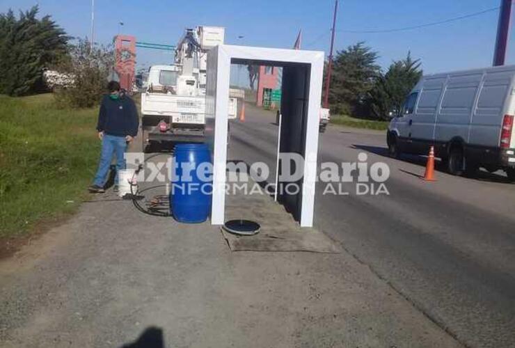 Imagen de COVID - 19: Comenzó a funcionar la cabina de desinfección de personas