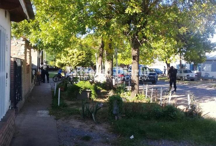 Imagen de Dos jóvenes del Barrio San Cayetano resultaron arrestados y sus familiares denunciaron abuso de parte de un policía