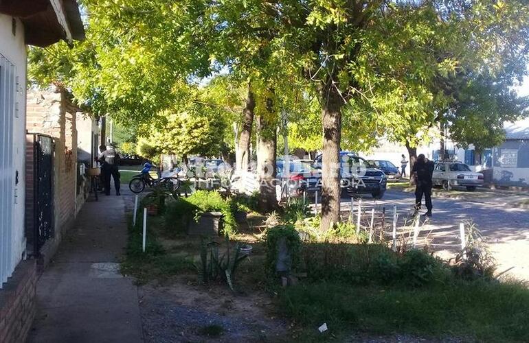 Imagen de Dos jóvenes del Barrio San Cayetano resultaron arrestados y sus familiares denunciaron abuso de parte de un policía