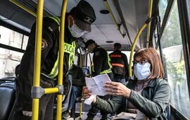 En todo el pa&iacute;s se exigir&aacute; el uso de tapabocas en el transporte p&uacute;blico desde el lunes. Alan Monz&oacute;n/Rosario3
