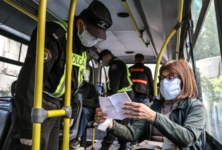 En todo el país se exigirá el uso de tapabocas en el transporte público desde el lunes. Alan Monzón/Rosario3