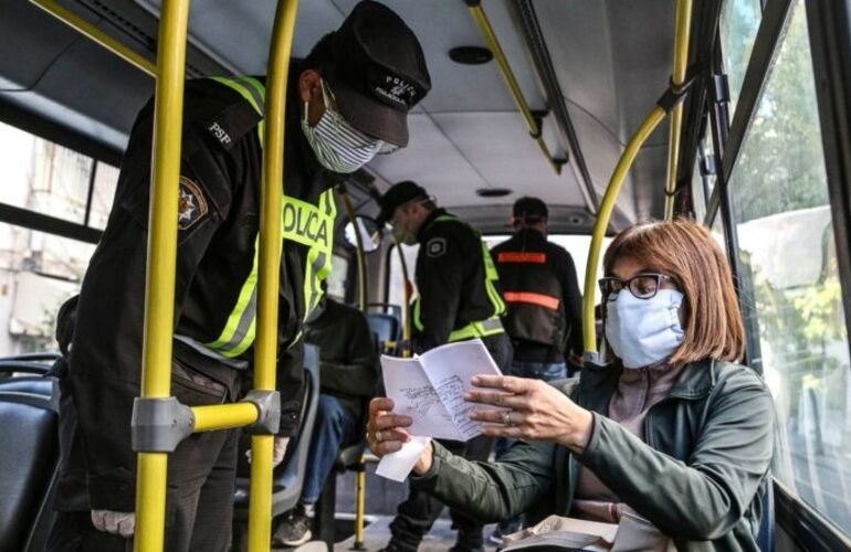 En todo el país se exigirá el uso de tapabocas en el transporte público desde el lunes. Alan Monzón/Rosario3