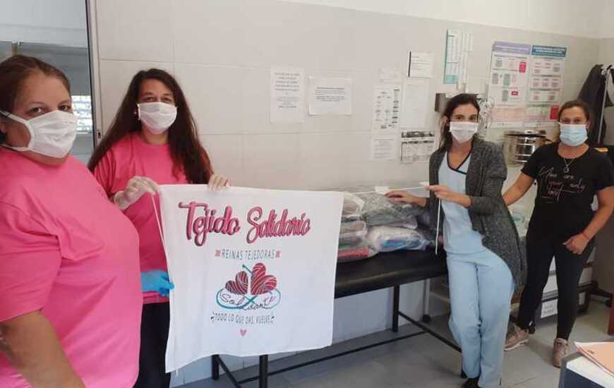 Imagen de 'Reinas Tejedoras' don&oacute; mantas para el centro de aislamiento