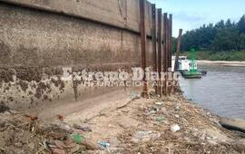 La gran bajante del r&iacute;o ha socavado parte del murall&oacute;n.