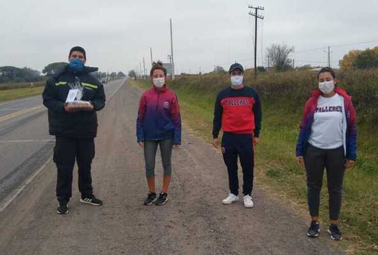 En el acceso sur, los referentes del "Gato" se acercaron para brindar algo dulce.