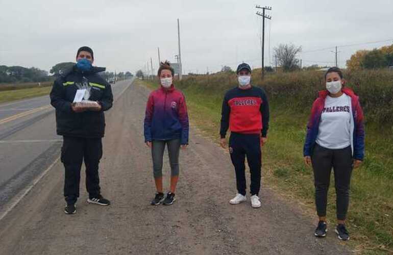 En el acceso sur, los referentes del "Gato" se acercaron para brindar algo dulce.