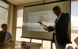 Archivo. Hugo Pastinante en la sala de conferencias de la planta en nuestra ciudad